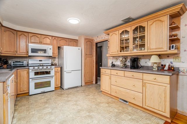 33 Monroe St, Shrewsbury, MA 01545