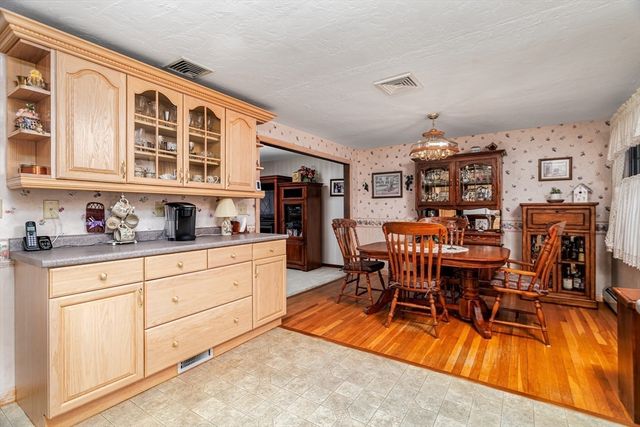 33 Monroe St, Shrewsbury, MA 01545