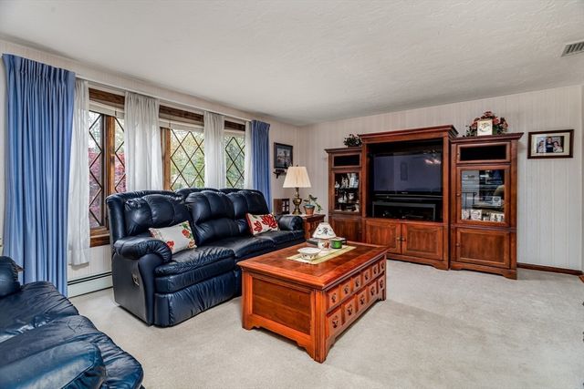 33 Monroe St, Shrewsbury, MA 01545