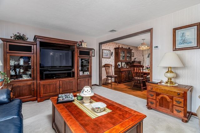 33 Monroe St, Shrewsbury, MA 01545