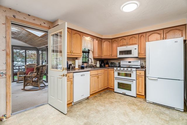 33 Monroe St, Shrewsbury, MA 01545
