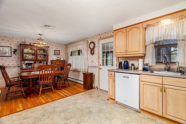 33 Monroe St, Shrewsbury, MA 01545