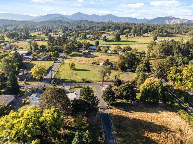 4827 Leonard Road, Grants Pass, OR 97527