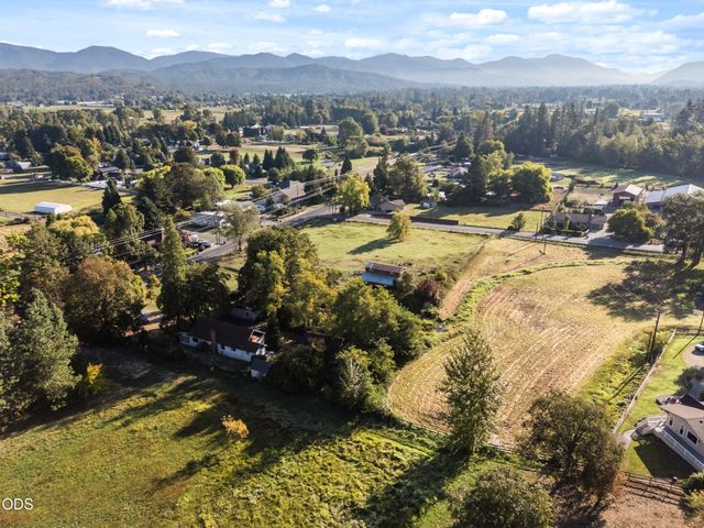 4827 Leonard Road, Grants Pass, OR 97527