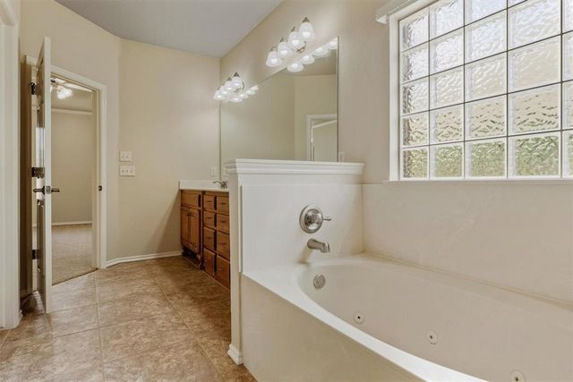 129 Bonaire Drive, Edmond, OK 73013