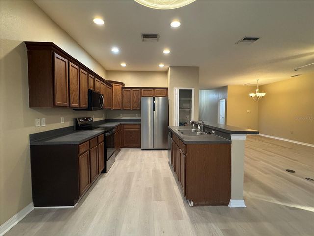 8210 WHISTLING PINE WAY, Tampa, FL 33647