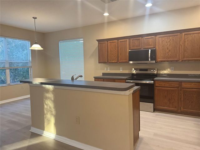 8210 WHISTLING PINE WAY, Tampa, FL 33647