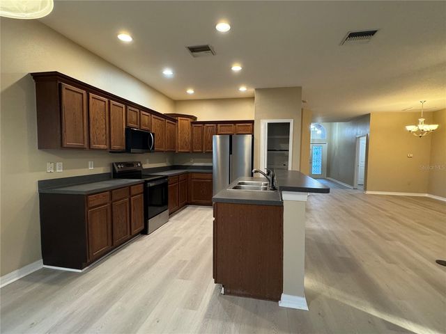 8210 WHISTLING PINE WAY, Tampa, FL 33647