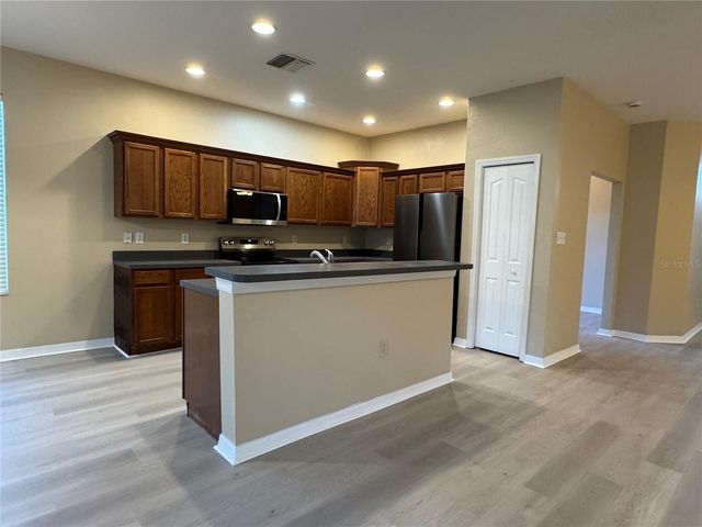 8210 WHISTLING PINE WAY, Tampa, FL 33647