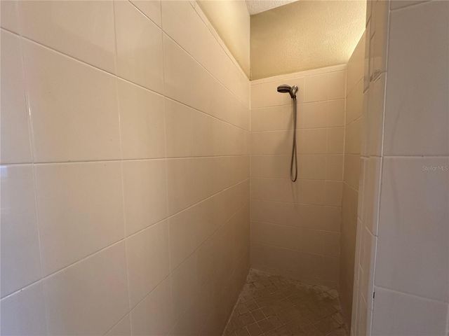 8210 WHISTLING PINE WAY, Tampa, FL 33647