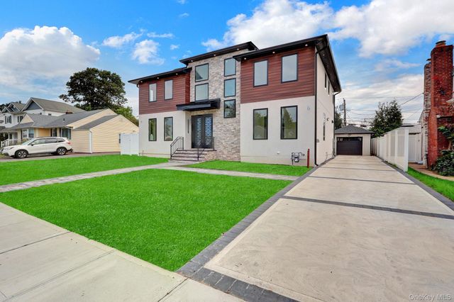 81 E End Avenue, Hicksville, NY 11801