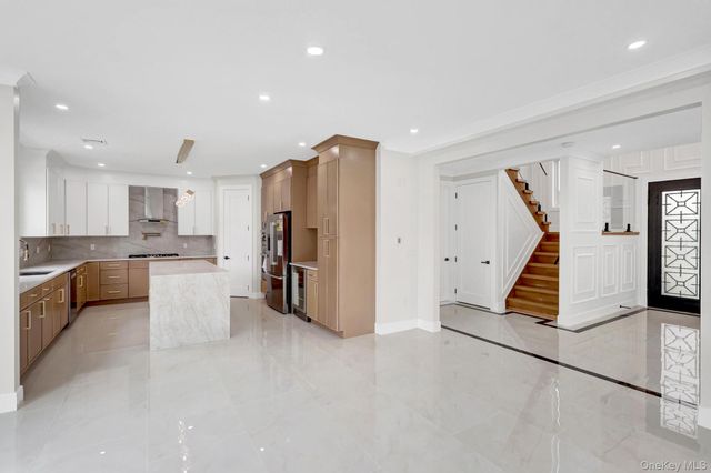 81 E End Avenue, Hicksville, NY 11801