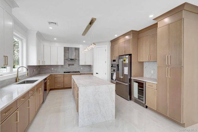 81 E End Avenue, Hicksville, NY 11801