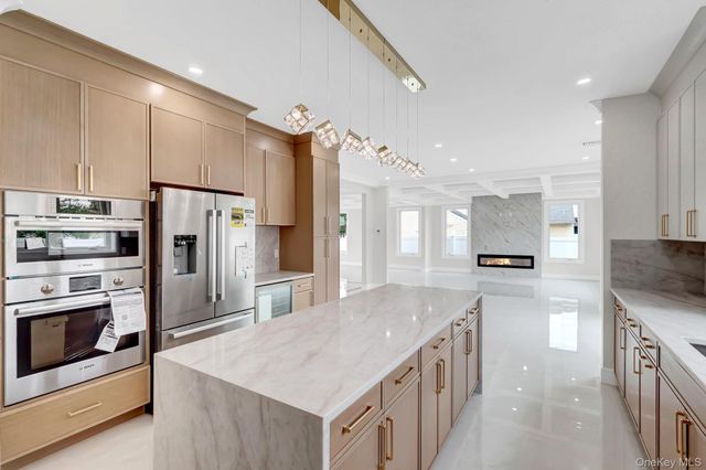 81 E End Avenue, Hicksville, NY 11801