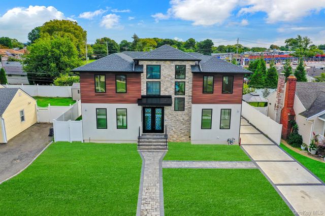 81 E End Avenue, Hicksville, NY 11801
