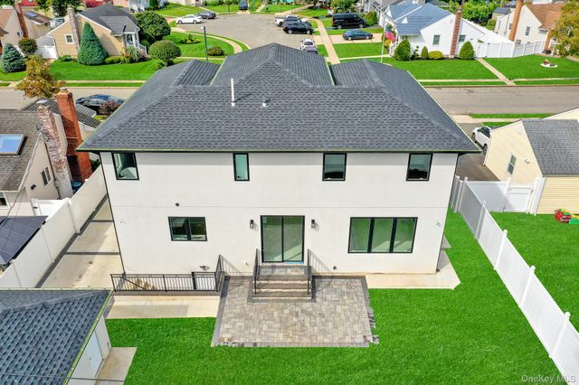 81 E End Avenue, Hicksville, NY 11801