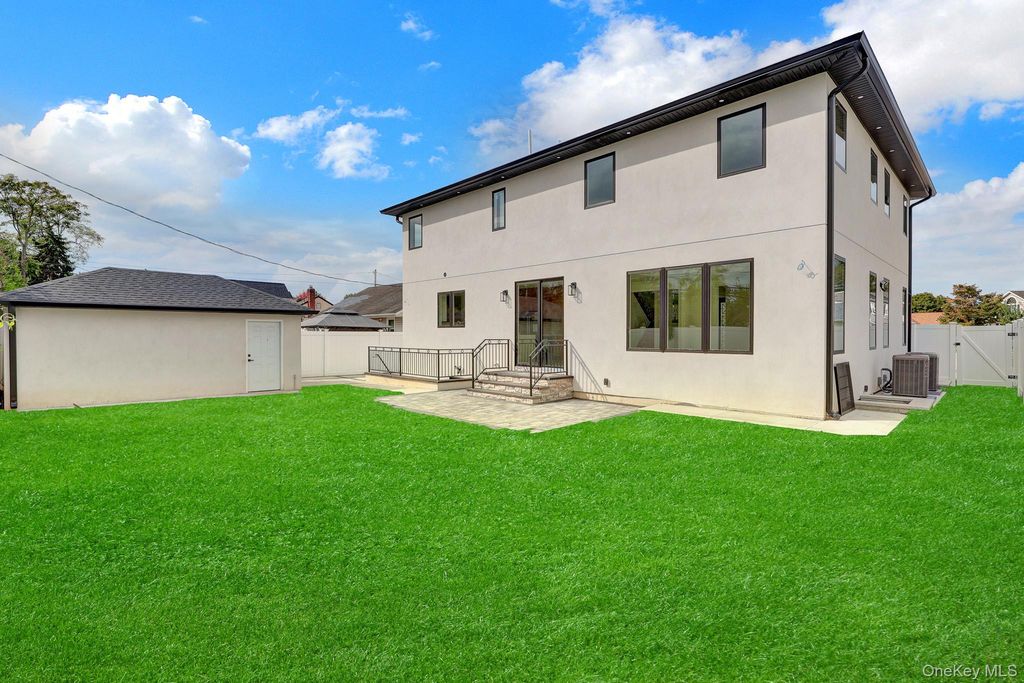 81 E End Avenue, Hicksville, NY 11801 — photo 4