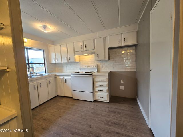 S 10161 Naches Rd, Naches, WA 98937