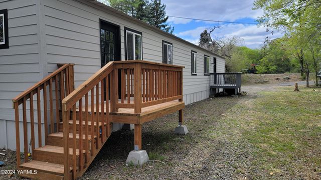 S 10161 Naches Rd, Naches, WA 98937