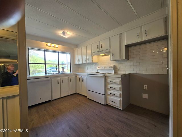 S 10161 Naches Rd, Naches, WA 98937