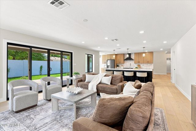 8852 S LAKESHORE Drive, Tempe, AZ 85284