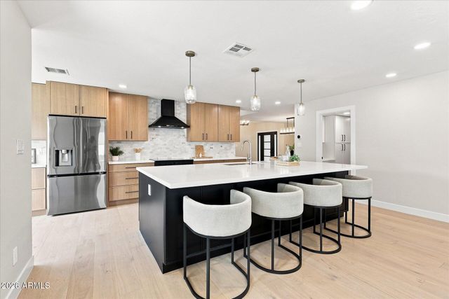 8852 S LAKESHORE Drive, Tempe, AZ 85284