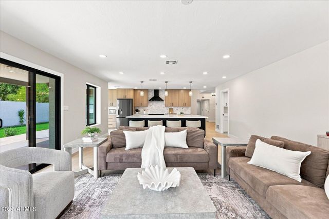 8852 S LAKESHORE Drive, Tempe, AZ 85284