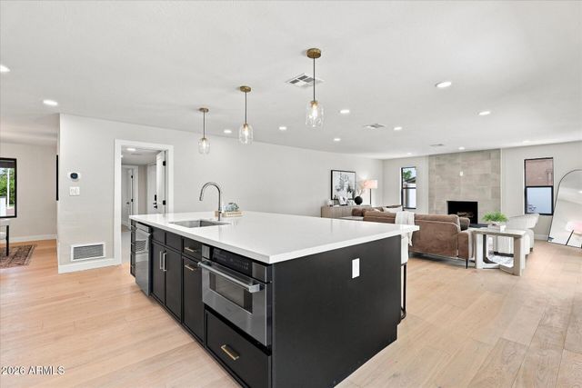 8852 S LAKESHORE Drive, Tempe, AZ 85284