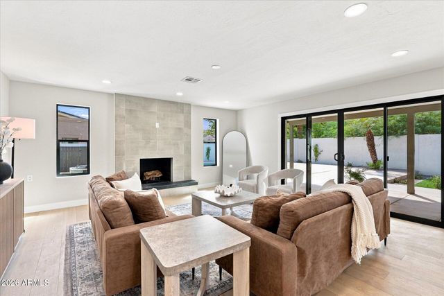 8852 S LAKESHORE Drive, Tempe, AZ 85284