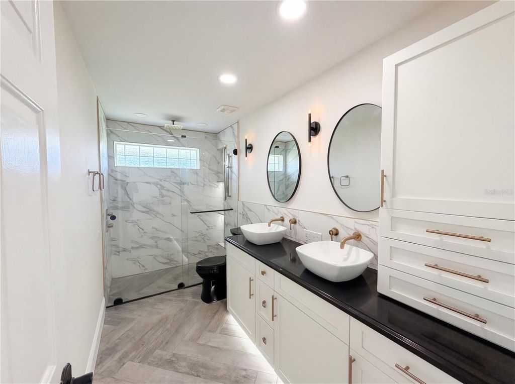 Image 18 of property listing at 5340 SADDLEBACK COURT, Lady Lake, FL 32159