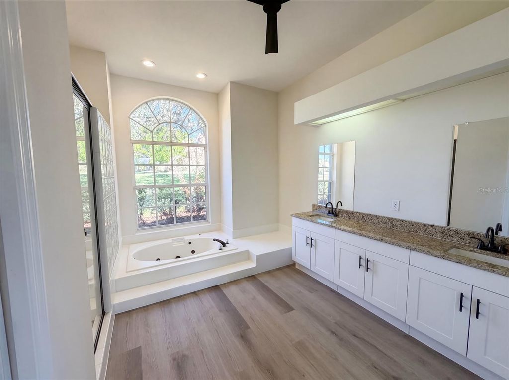 Image 19 of property listing at 5340 SADDLEBACK COURT, Lady Lake, FL 32159