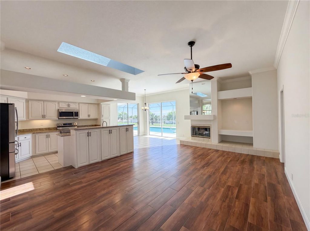 Image 4 of property listing at 5340 SADDLEBACK COURT, Lady Lake, FL 32159