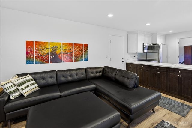 21313 NE 10th Place, Sammamish, WA 98074