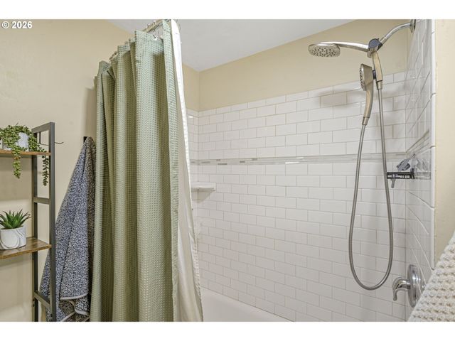 16934 Se FRAGRANCE Ave, Milwaukie, OR 97267