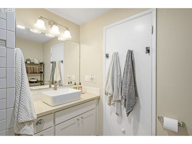 16934 Se FRAGRANCE Ave, Milwaukie, OR 97267