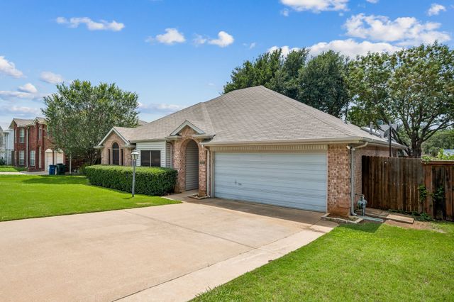 2612 Fountainview Drive, Corinth, TX 76210