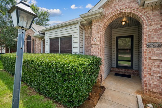 2612 Fountainview Drive, Corinth, TX 76210