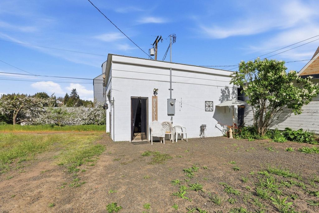 321 S Crosby St, Tekoa, WA 99033 photo 2