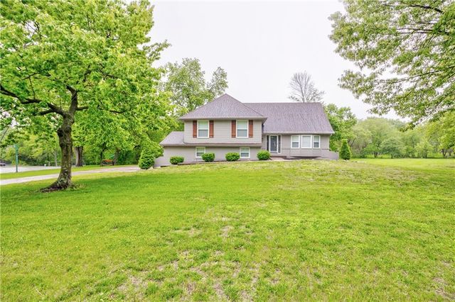 16402 Riggs Road, Stilwell, KS 66085