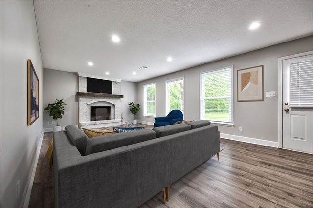 16402 Riggs Road, Stilwell, KS 66085