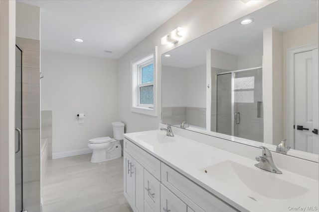 135 Elizabeth Way, Ridge, NY 11961