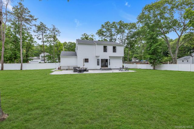135 Elizabeth Way, Ridge, NY 11961