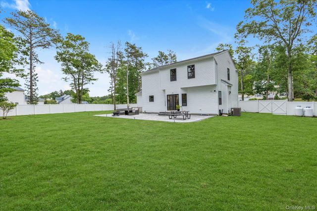 135 Elizabeth Way, Ridge, NY 11961