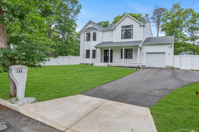 135 Elizabeth Way, Ridge, NY 11961