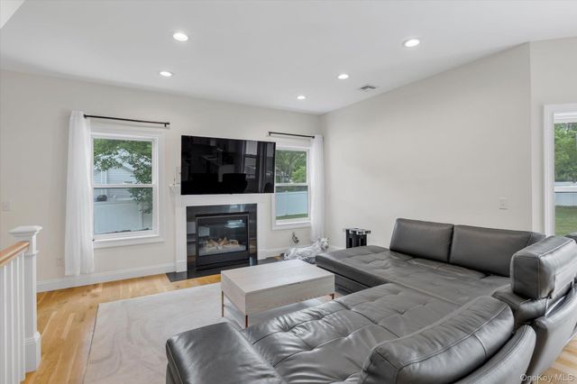 135 Elizabeth Way, Ridge, NY 11961
