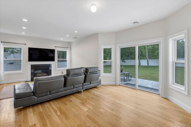135 Elizabeth Way, Ridge, NY 11961