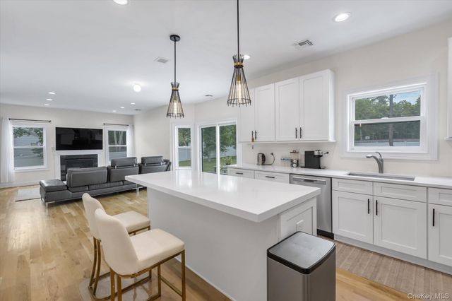 135 Elizabeth Way, Ridge, NY 11961