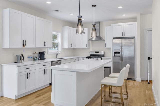 135 Elizabeth Way, Ridge, NY 11961