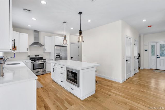 135 Elizabeth Way, Ridge, NY 11961