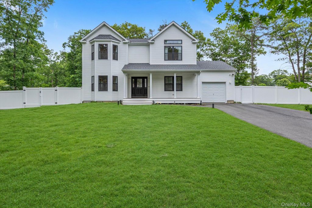 135 Elizabeth Way, Ridge, NY 11961